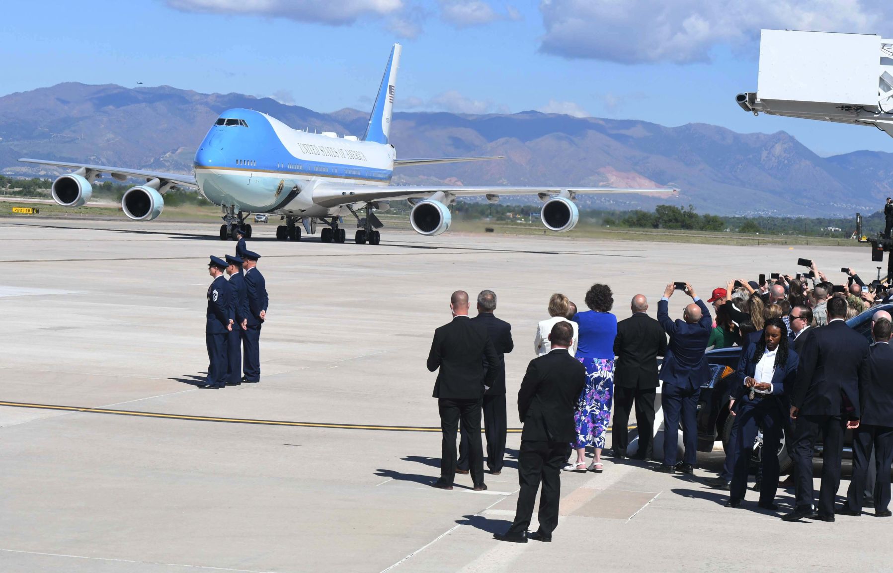 503119-news-arrival-president 413 .jpg